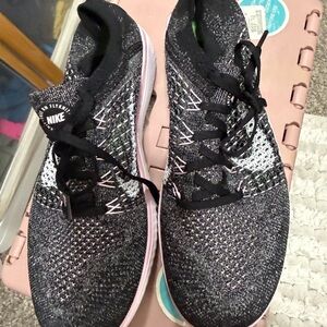 Nike Women's Black and light pink Knit Sneakers
